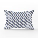 - Rh-Dik-5392-Gorsel1 - Realhomes Lacivert Kot Zemin Üzerinde Gri Su Damlacıklı Dekoratif Dikdörtgen Kırlent Kılıfı Realhomes