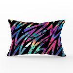 - Rh-Dik-5525-Gorsel1 - Realhomes  Siyah Zemin Üzerinde Neon Zigzag Desenli Dekoratif Dikdörtgen Kırlent Kılıfı Realhomes