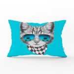 Mavi Zeminde Gözlüklü Cool Kedi Motifli Dikdörtgen Kırlent Kılıfı Realhomes