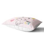 - Rh-Dik-5716-Gorsel2 - Realhomes Pembe Çizgili Zeminde Sweet Cat Tasarımlı Dikdörtgen Yastık Kılıfı Realhomes