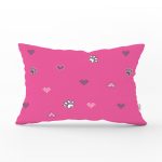 - Rh-Dik-5717-Gorsel1 - Realhomes Pembe Zeminli Kalp ve Pati İzleri Modern Dikdörtgen Yastık Kırlent Kılıfı Realhomes