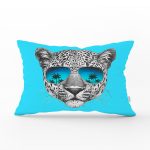 - Rh-Dik-5738-Gorsel1 - Realhomes Mavi Zeminli Gözlüklü Cool Leopar Desenli Modern Dikdörtgen Yastık Kılıfı Realhomes