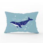 - Rh-Dik-5750-Gorsel1 - Realhomes Buz Mavisi Zeminli Balina Desenli Modern Dikdörtgen Kırlent Kılıfı Realhomes