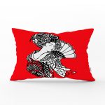 - Rh-Dik-5804-Gorsel1 - Realhomes Kırmızı Zeminde Gri Japon Kız Motifli Dikdörtgen Yastık Kılıfı Realhomes