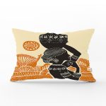 - Rh-Dik-5812-Gorsel1 - Realhomes Başında Vazo Taşıyan Etnik Afrika Desenli Modern Dikdörtgen Kırlent Kılıfı Realhomes