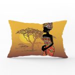 - Rh-Dik-5824-Gorsel1 - Realhomes Güneşin Batışındaki Ağaç Zeminli Afrika Kadın Motifli Dikdörtgen Kırlent Kılıfı Realhomes