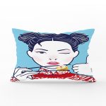 Suşi Yiyen Japon Kız Desenli Modern Dikdörtgen Kırlent Kılıfı Realhomes