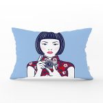 - Rh-Dik-5854-Gorsel1 - Realhomes Fotoğraf Çeken Japon Kız Motifli Dikdörtgen Kırlent Kılıfı Realhomes