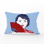 - Rh-Dik-5855-Gorsel1 - Realhomes Kırmızı Yelpazeli Mavi Zeminli Japon Kadın Modern Dikdörtgen Yastık Kılıfı Realhomes