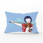 Mavi Zeminde Keman Çalan Japon Kız Desenli Dekoratif Dikdörtgen Kırlent Kılıfı Realhomes