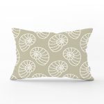 - Rh-Dik-7040-Gorsel1 - Realhomes Vizon Zeminde Deniz Salyangozu Motifli Dijital Baskılı Modern Dikdörtgen Kırlent Kılıfı Realhomes