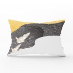 - Rh-Dik-7090-Gorsel1 - Realhomes Renkli Zeminde Leylek Desenli Dijital Baskılı Modern Dikdörtgen Yastık Kırlent Kılıfı Realhomes