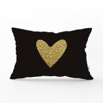 - Rh-Dik-7115-Gorsel1 - Realhomes Siyah Zeminde Coklu Gold Kalp Desenli Dijital Baskılı Modern Dikdörtgen Yastık Kırlent Kılıfı Realhomes