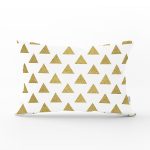 - Rh-Dik-7124-Gorsel1 - Realhomes Beyaz Zeminde Gold Ucgen Detaylı Dijital Baskılı Modern Dikdörtgen Yastık Kırlent Kılıfı Realhomes