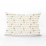 - Rh-Dik-7125-Gorsel1 - Realhomes Beyaz Zeminde Gold Ok Motifli Dijital Baskılı Modern Dikdörtgen Yastık Kırlent Kılıfı Realhomes