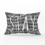 - Rh-Dik-7134-Gorsel1 - Realhomes Siyah Beyaz Zeminli Onedraw Çizimli Stay Yazılı Modern Dikdörtgen Yastık Kırlent Kılıfı Realhomes