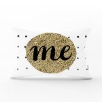 - Rh-Dik-7136-Gorsel1 - Realhomes Beyaz Zeminde Gold Renkli Me Yazılı Dijital Baskılı Modern Dikdörtgen Yastık Kırlent Kılıfı Realhomes