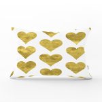 - Rh-Dik-7138-Gorsel1 - Realhomes Beyaz Zeminli Gold Renkli Kalp Desenli Dijital Baskılı Modern Dikdörtgen Kırlent Kılıfı Realhomes