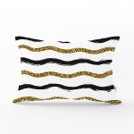 - Rh-Dik-7153-Gorsel1 - Realhomes Beyaz Zemin Üzerinde Gold Ve Siyah Renkli Çizgiler Modern Dikdörtgen Yastık Kırlent Kılıfı Realhomes