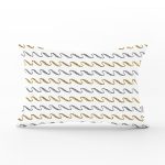 - Rh-Dik-7157-Gorsel1 - Realhomes Beyaz Zeminde Gold Ve Siyah Çizgili Dijital Baskılı Modern Dikdörtgen Yastık Kırlent Kılıfı Realhomes