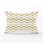 - Rh-Dik-7160-Gorsel1 - Realhomes Beyaz Zeminde Gold Zigzag Desenli Dijital Baskılı Modern Dikdörtgen Yastık Kırlent Kılıfı Realhomes