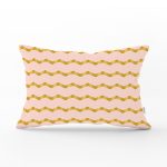 - Rh-Dik-7177-Gorsel1 - Realhomes Pudra Zeminde Gold Renkli Zigzag Desenli Dijital Baskılı Modern Dikdörtgen Yastık Kılıfı Realhomes