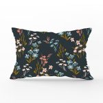 - Rh-Dik-7252-Gorsel1 - Realhomes Siyah Zemin Üzerinde Rengarenk Çiçek Desenli Dikdörtgen Yastık Kırlent Kılıfı Realhomes