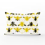 Beyaz Zemin Üzerinde Arı Motifli Dijital Baskılı Modern Dikdörtgen Yastık Kırlent Kılıfı Realhomes