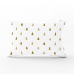 - Rh-Dik-7557-Gorsel1 - Realhomes Beyaz Zemin Üzerinde Gold Renkli Çam Ağacı Desenli Modern Dikdörtgen Yastık Kırlent Kılıfı Realhomes