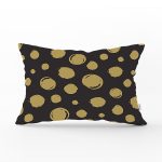 - Rh-Dik-7661-Gorsel1 - Realhomes Siyah Zemin Üzerinde Gold Renkli Geometrik Desenli Modern Dikdörtgen Yastık Kırlent Kılıfı Realhomes