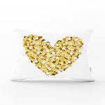 Beyaz Zemin Üzerinde Gold Detaylı Kalp Çizimli Modern Dikdörtgen Yastık Kırlent Kılıfı Realhomes