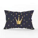 - Rh-Dik-7694-Gorsel1 - Realhomes Siyaz Zemin Üzerinde Gold Detaylı Taç Desenli Dijital Baskılı Modern Dikdörtgen Yastık Kılıfı Realhomes