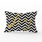 - Rh-Dik-7700-Gorsel1 - Realhomes Beyaz Zemin Üzerinde Gold Detaylı Siyah Zigzag Modern Dikdörtgen Yastık Kırlent Kılıfı Realhomes