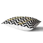 - Rh-Dik-7700-Gorsel2 - Realhomes Beyaz Zemin Üzerinde Gold Detaylı Siyah Zigzag Modern Dikdörtgen Yastık Kırlent Kılıfı Realhomes