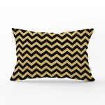 - Rh-Dik-7704-Gorsel1 - Realhomes Gold Zeminli Siyah Zigzag Desenli Dijital Baskılı Modern Dikdörtgen Yastık Kırlent Kılıfı Realhomes