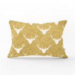- Rh-Dik-7706-Gorsel1 - Realhomes Gold Zemin Üzerinde Geyik Desenli Dijital Baskılı Modern Dikdörtgen Yastık Kırlent Kılıfı Realhomes
