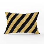 - Rh-Dik-7709-Gorsel1 - Realhomes Gold Zeminli Siyah Geometrik Desenli Dijital Baskılı Modern Dikdörtgen Yastık Kırlent Kılıfı Realhomes
