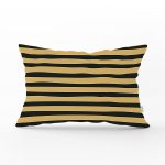 - Rh-Dik-7711-Gorsel1 - Realhomes Gold Zemin Üzerinde Siyah Çizgili Dijital Baskılı Modern Dikdörtgen Yastık Kırlent Kılıfı Realhomes
