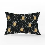 - Rh-Dik-7718-Gorsel1 - Realhomes Siyah Zeminli Gold Renkli Çan Desenli Dijital Baskılı Modern Dikdörtgen Yastık Kırlent Kılıfı Realhomes