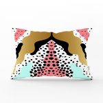 - Rh-Dik-7790-Gorsel1 - Realhomes Renkli Zemin Üzerinde Gold Detaylı Modern Desenli Modern Dikdörtgen Yastık Kırlent Kılıfı Realhomes