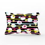 - Rh-Dik-7800-Gorsel1 - Realhomes Siyah Zemin Üzerinde Modern Çizgili Beyaz Puantiyeli Dikdörtgen Yastık Kırlent Kılıfı Realhomes