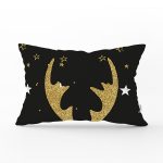 Siyah Zemin Üzerinde Gold Detaylı Modern Geyik Desenli Dikdörtgen Yastık Kırlent Kılıfı Realhomes