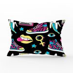 - Rh-Dik-7845-Gorsel1 - Realhomes Siyah Zeminli Renkli Ayakkabı Desenli Dijital Baskılı Modern Dikdörtgen Yastık Kırlent Kılıfı Realhomes