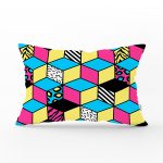- Rh-Dik-7849-Gorsel1 - Realhomes Renkli Zemin Üzerinde Modern Geometrik Küp Desenli Modern Dikdörtgen Yastık Kırlent Kılıfı Realhomes