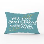 - Rh-Dik-7857-Gorsel1 - Realhomes Renkli Zemin Üzerinde Gold Detaylı Merry Christmas Yazılı Dikdörtgen Yastık Kırlent Kılıfı Realhomes