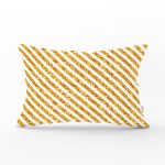 - Rh-Dik-7865-Gorsel1 - Realhomes Beyaz Zemin Üzerinde Gold Renkli Yatay Çizgili Modern Dikdörtgen Yastık Kırlent Kılıfı Realhomes