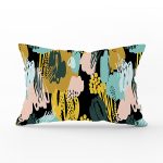 - Rh-Dik-7886-Gorsel1 - Realhomes Siyah Zemin Üzerinde Soyut Çizimli Geometrik Desen Modern Dikdörtgen Yastık Kırlent Kılıfı Realhomes