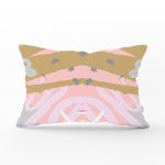 - Rh-Dik-7903-Gorsel1 - Realhomes Pastel Zemin Üzerinde Soyut Desen Çizimli Dikdörtgen Yastık Kırlent Kılıfı Realhomes