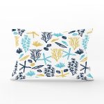 - Rh-Dik-7917-Gorsel1 - Realhomes Beyaz Zemin Üzerinde Renkli Deniz Motifli Dikdörtgen Yastık Kırlent Kılıfı Realhomes
