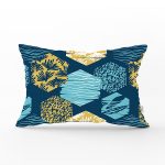 - Rh-Dik-7918-Gorsel1 - Realhomes Renkli Zemin Üzerinde Geometrik Desenli Yaprak Motifli Dikdörtgen Yastık Kırlent Kılıfı Realhomes